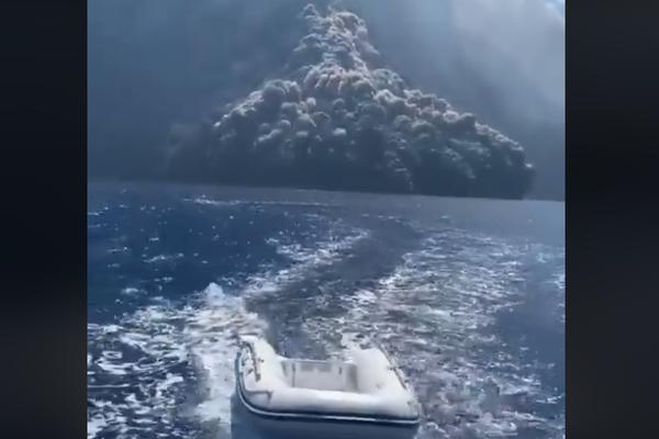 PROBUDILO SE ČUDOVIŠTE U MEDITERANU, LJUDI U PANICI: Prizori ERUPCIJE VULKANA su zastrašujući! (VIDEO)