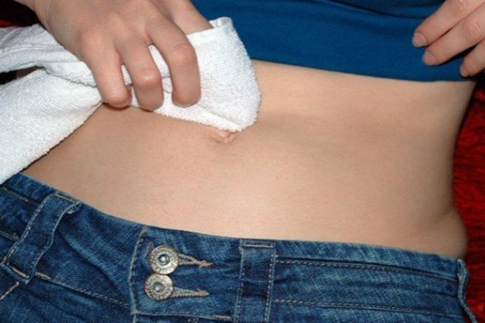 UKOLIKO VAS STOMAK NE PROLAZI, STAVITE VATU NA OVO MESTO! Prvo je potopite u alkohol pa sačekajte 25 minuta!