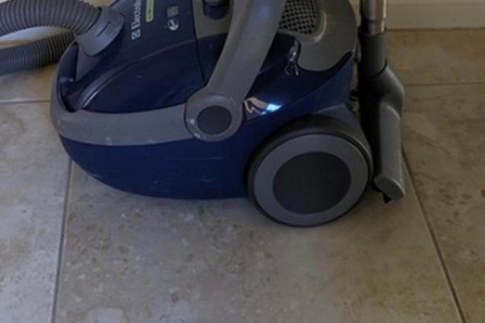 IMAM PREKO 50 GODINA, A TEK SADA SAM SHVATILA ŠTA USISIVAČ MOŽE! Retko koja žena zna za ovu foru!