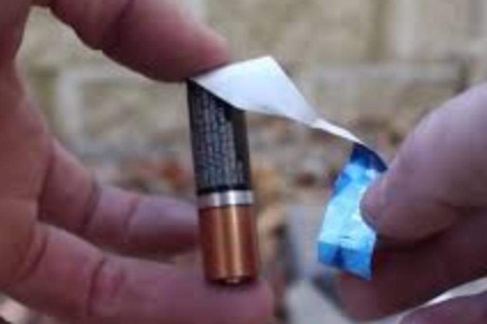 STAVIO JE BATERIJU NA OMOT OD ŽVAKE! Desilo mu se nešto što će pamtiti ceo ŽIVOT! (VIDEO)