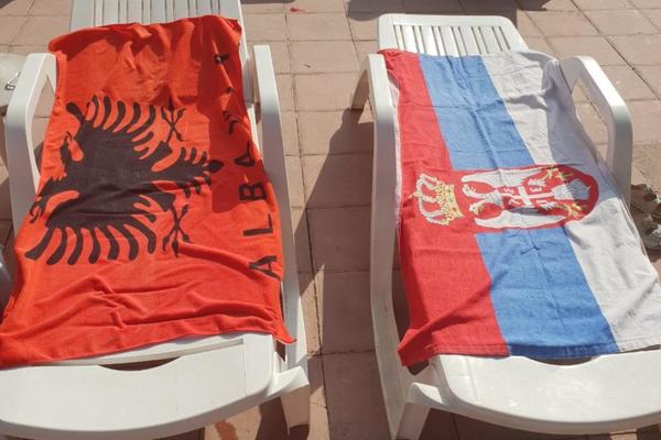 IDRO JE DOŠAO NA BAZEN U BEOGRAD I STAVIO ALBANSKU ZASTAVU DO SRPSKE! Reakcija SRBA je zaprepastila MNOGE! (FOTO)