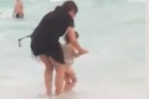MAJKA JE SA DETETOM DOŠLA NA PLAŽU I UVELA GA U PLIĆAK: Ono što onda uradila je SKANDAL (VIDEO)