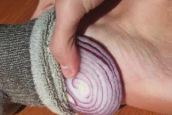 DEČKA JE NATERALA DA PRESPAVAJU SA LUKOM U ČARAPAMA: Sutradan ujutru nisu mogli da veruju ŠTA SE DEŠAVA