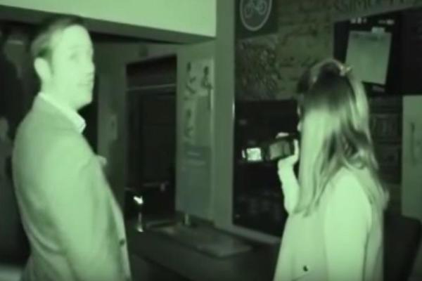 SNIMAK KOJI JE PRESTRAVIO SVET: Pored grobnice snimljen MISTERIOZNI DUH, da li verujete u ovo?! (VIDEO)