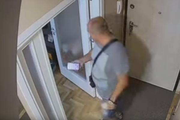 ISPLIVAO SNIMAK SA SIGURNOSNE KAMERE: Evo kako Siniša provaljuje u stan, BESNI i izbacuje Draganu i sina na ULICU!