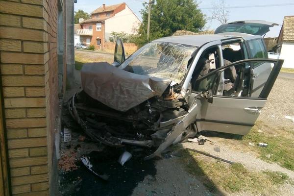 AUTOMOBILOM SE ZAKUCAO U KUĆU, DVOJE MRTVIH! Stravične fotografije s mesta nesreće kod Alibunara!