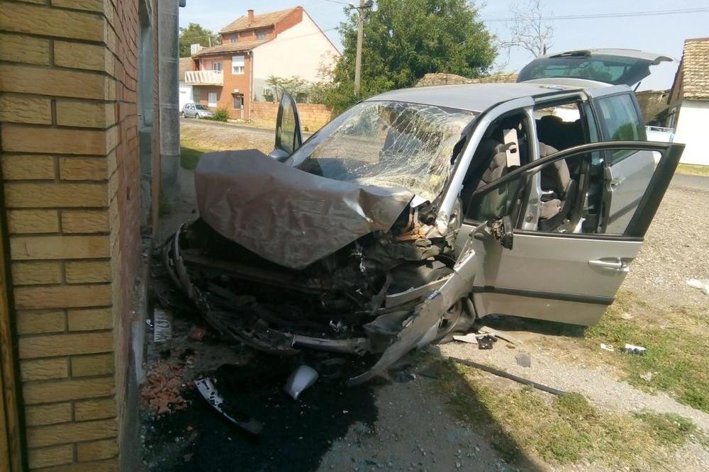 AUTOMOBILOM SE ZAKUCAO U KUĆU, DVOJE MRTVIH! Stravične fotografije s mesta nesreće kod Alibunara!
