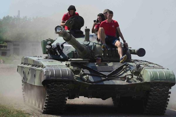 Fudbaleri Zvezde se provozali na tenku!