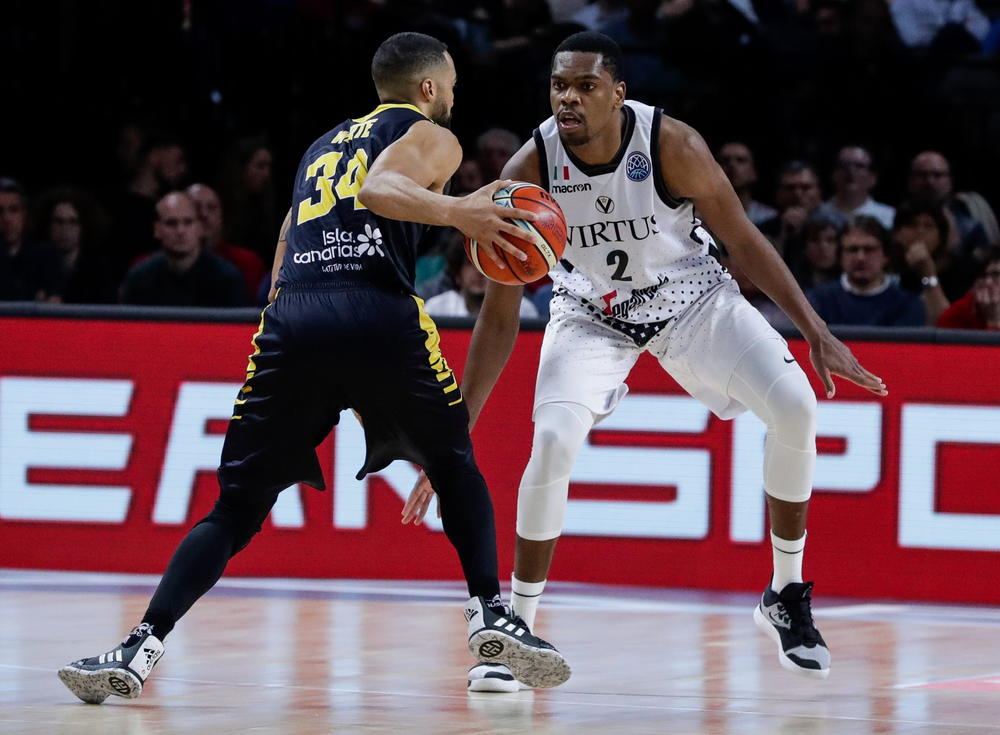 Janik Moreira u belom dresu Virtusa  