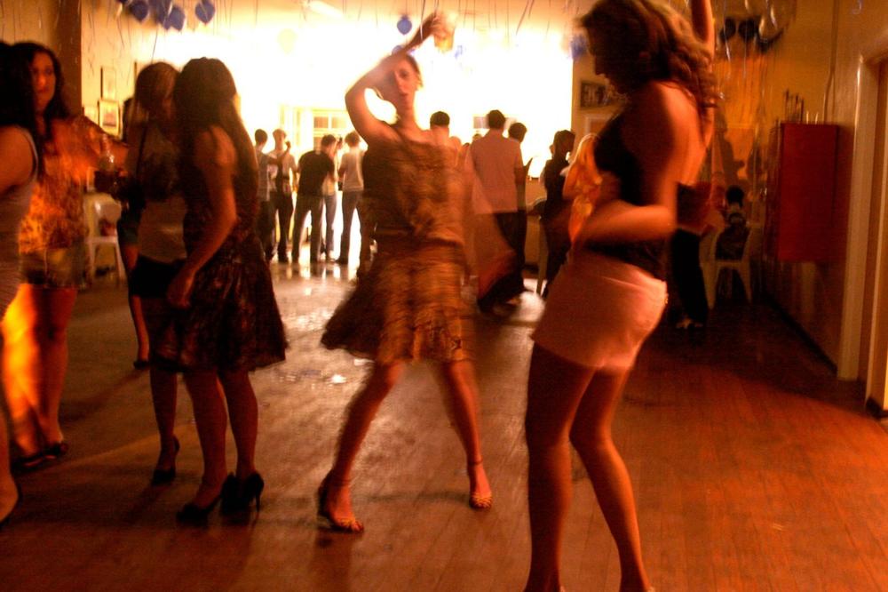 ISPOVEST SA SVINGERSKE ŽURKE IZ BEOGRADA: 70 ljudi orgijalo na DEDINJU, postoji i cenovnik za usluge