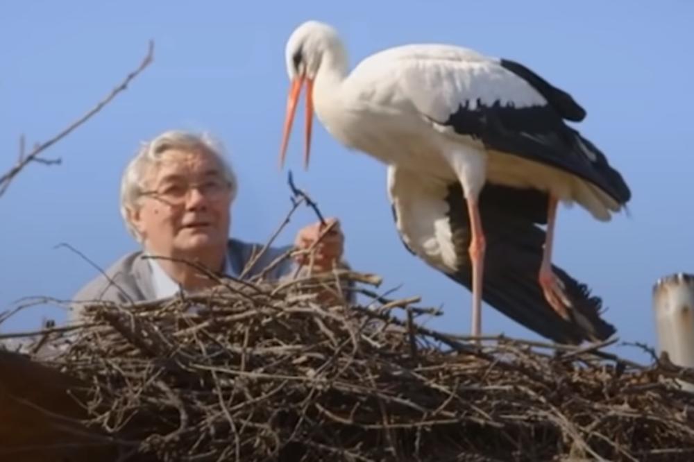 DOŠAO JE SAMO DA POZDRAVI MALENU! On je obišao sve, a kad je ovo video, ZNAO JE DA JE KLEPETAN UGINUO