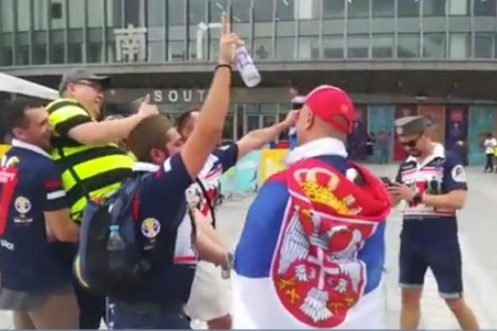 LETI, LETI, BUCKO KINEZ! Srpski navijači napravili šou ispred hale sa jednim domaćim navijačem!