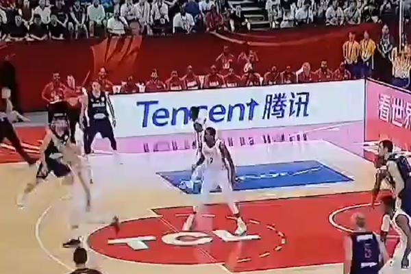 BOOOGDANOVIĆ! Srbin sa druge planete rafalno započeo Mundobasket! Prva trojka na šampionatu, pa još sa parkinga!