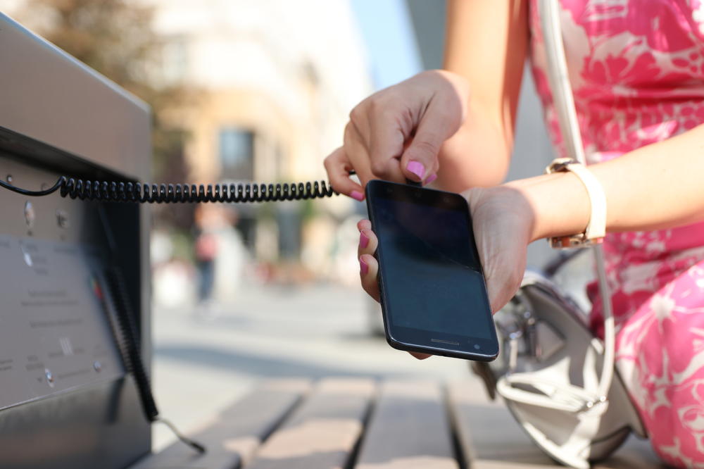 NA SMART KLUPI NA NOVOM TRGU REPUBLIKE POKUŠALI SMO DA NAPUNIMO MOBILNI: Rezultat je bio NEVEROVATAN! (VIDEO)