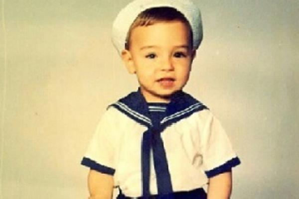 NIKAD NE BISTE POGODILI KO JE PEVAČ SA FOTKE! Nosio je i naočare, a sada se sve DEVOJČICE lože na njega