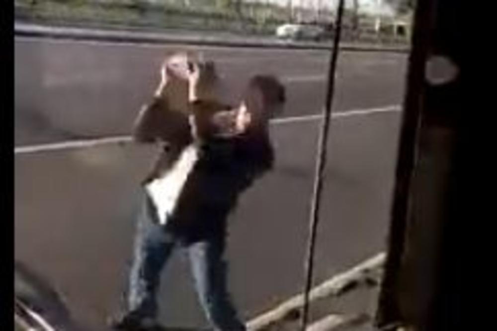 UŽASAN SNIMAK, LUDAK GAĐAO AUTOBUS GRADSKOG PREVOZA KAMENJEM! Porazbijao je SVA STAKLA! (VIDEO)