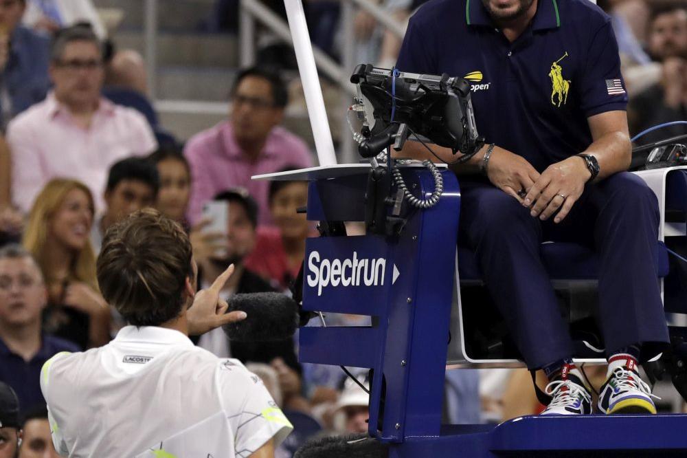 TENIS DOBIO NOVOG KIRJOSA, A TO JE ĐOKOVIĆEV DŽELAT: Zaratio sa sudijom, gađao ga reketom, pa pokazao srednji prst!