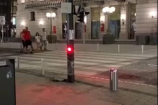 TEHNOLOŠKO ČUDO U CENTRU BEOGRADA! Svemirski STUBIĆI koji snimaju i GOVORE! (VIDEO)