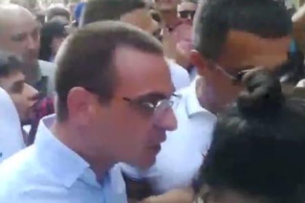 DRŽAVA DA REAGUJE NA OVAJ VANDALIZAM! Bastaćevi HULIGANI sprečavali novinare da rade svoj posao, VREĐALI ODBORNIKE