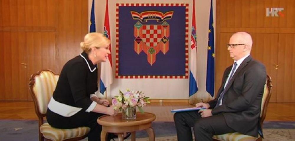 Kolinda Grabar Kitarović udara pesnicom o sto