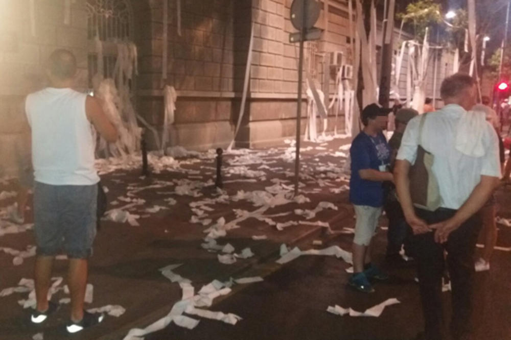 ŽENSKE KOBRE NISU REAGOVALE: Protestanti bacali ROLNE TOALET PAPIRA na zgradu PREDSEDNIŠTVA! (FOTO)