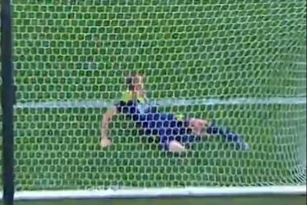 SVI SU VIDELI LOPTU U GOLU, OSIM OVOG RUSA: Ležao je u mreži, pa izveo intervenciju sezone - i to dvostruku!