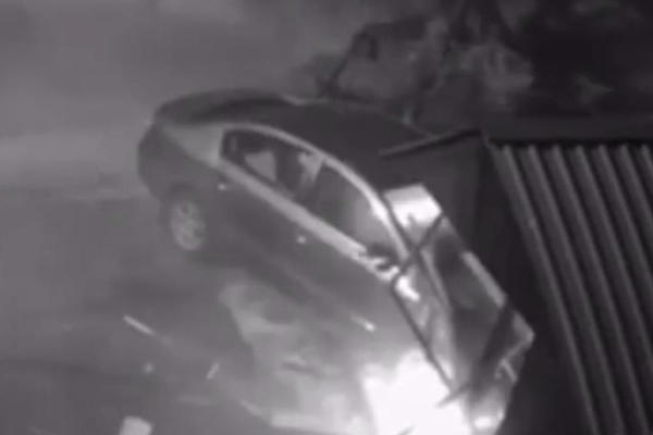 HAOS U DOBOJU: Maloletnik UKRAO TAKSI, a zatim SLETEO SA PUTA! Vlasnik bio udaljen 15 METARA