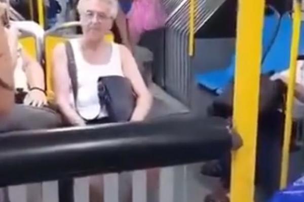 IMAO JE SAMO ROZE SUKNJICU NA SEBI! Muškarac u Beogradu DOŠAO NA SREDINU AUTOBUSA I SKINUO SE! (VIDEO)