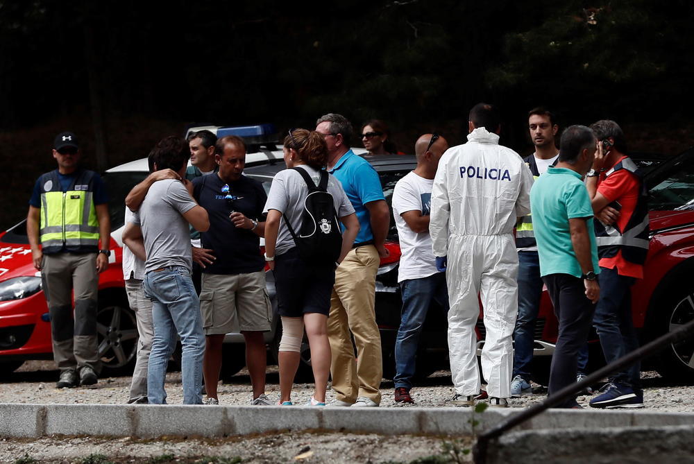 Skupljeni znatiželjni narod  