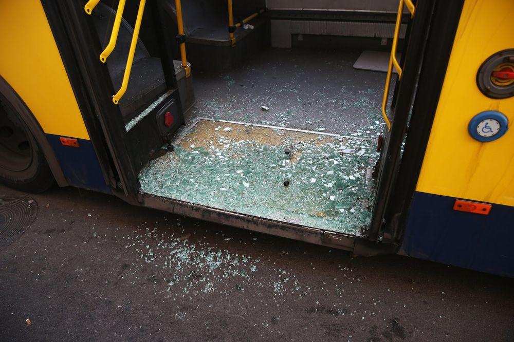 KAMENOVAN AUTOBUS GSP: Maskirani HULIGANI gađali autobus na Dušanovačkom mostu! Putinici se JEDVA SPASLI!