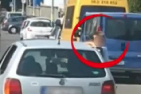 SEĆATE SE MAJKE KOJA JE VOZILA DOK JE DETE SEDELO NA PROZORU? Stigla ju je KAZNA!