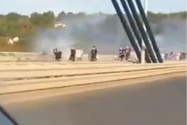 POJAVIO SE SNIMAK TUČE DELIJA I FIRMAŠA: Brutalan sukob na Mostu Slobode, korišćene baklje i dimne bombe!
