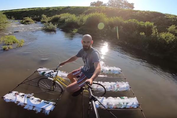 GLEDAMO I NE VERUJEMO ŠTA LIK RADI! Jagodinac VOZI BAJS na vodi, OVO JE LUĐE OD ZGIBOVA NA KROVU AUTA (VIDEO)