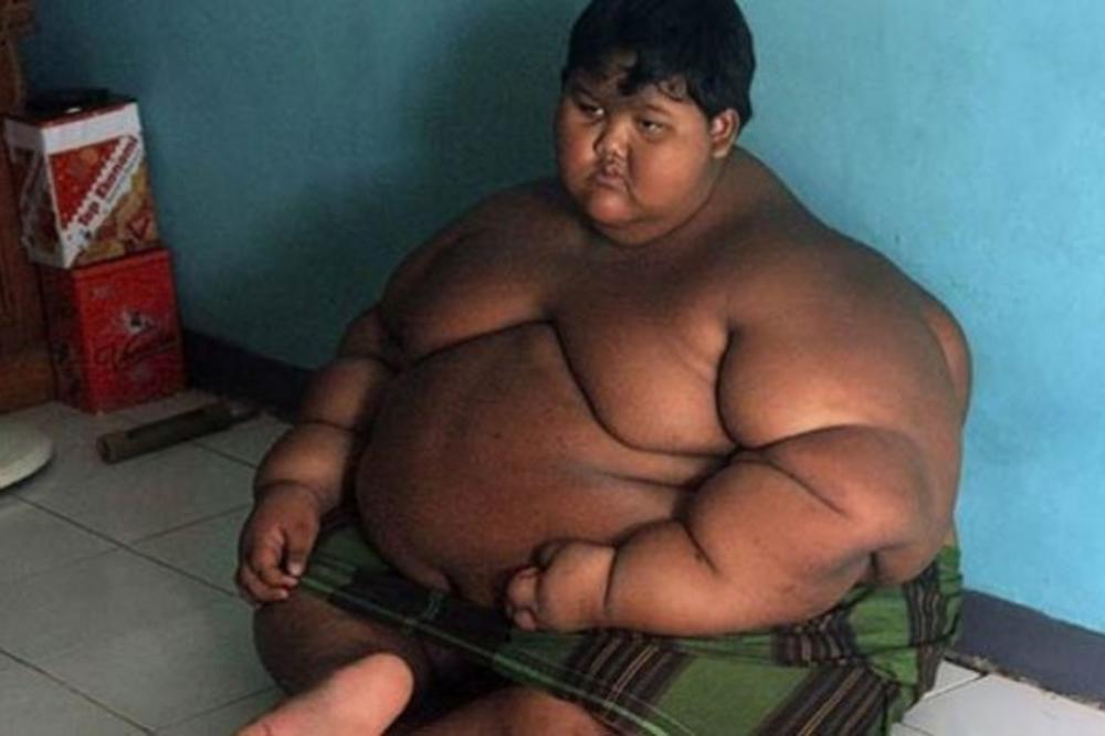 ON JE NAJDEBLJI DEČAK (12) NA SVETU SA 192 KILOGRAMA: Naterali su ga SMRŠA, sad izgleda još JEZIVIJE (VIDEO)