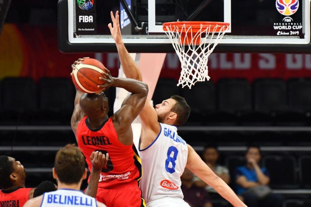 ITALIJANI MOĆNO STIŽU NA MEGDAN SRBIJI: Varničilo u Fošanu, Angolac udario Đentilea kao Zidan Materacija!