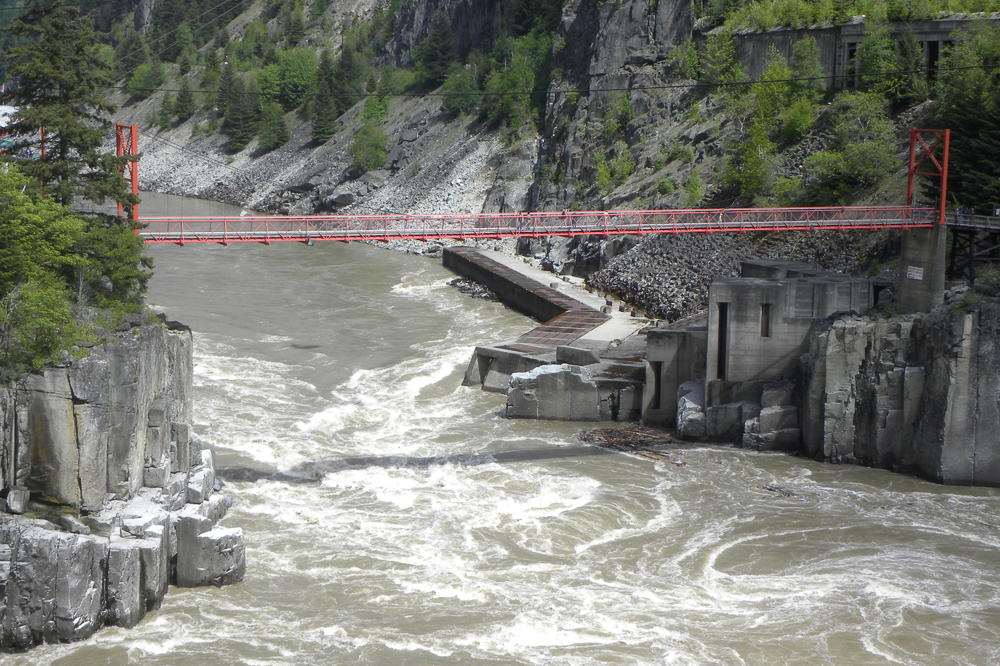 AUTOBUS SLETEO SA MOSTA, STRAVIČNO: Poginule 33 OSOBE