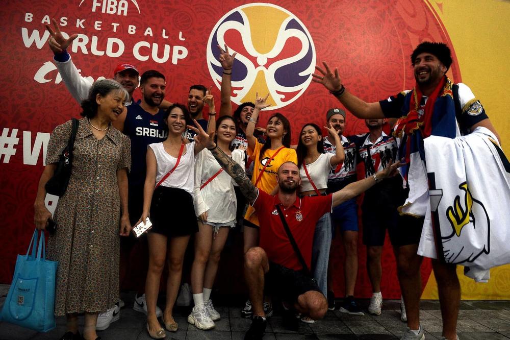 SALE ĐORĐEVIĆ DOBIO NOVU PESMU OD NAVIJAČA: Grmelo ispred hale u Fošanu, Srbi za Orlove napravili i zastavu!