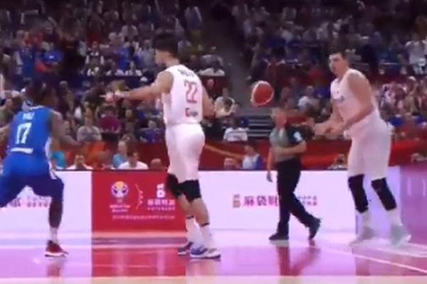 I NAJBOLJI NBA CENTAR UME DA NAPRAVI GLUPOST: Jokić uradio nešto što ne bi ni klinci ispred zgrade!