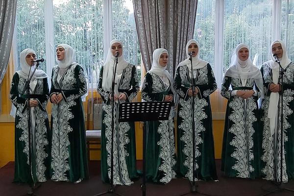 KO ALAHA ZAVOLI: Ove NOVOPAZARKE su NOVI HIT na DRUŠTVENIM MREŽAMA, a PESMA im je VIRALNA (VIDEO)