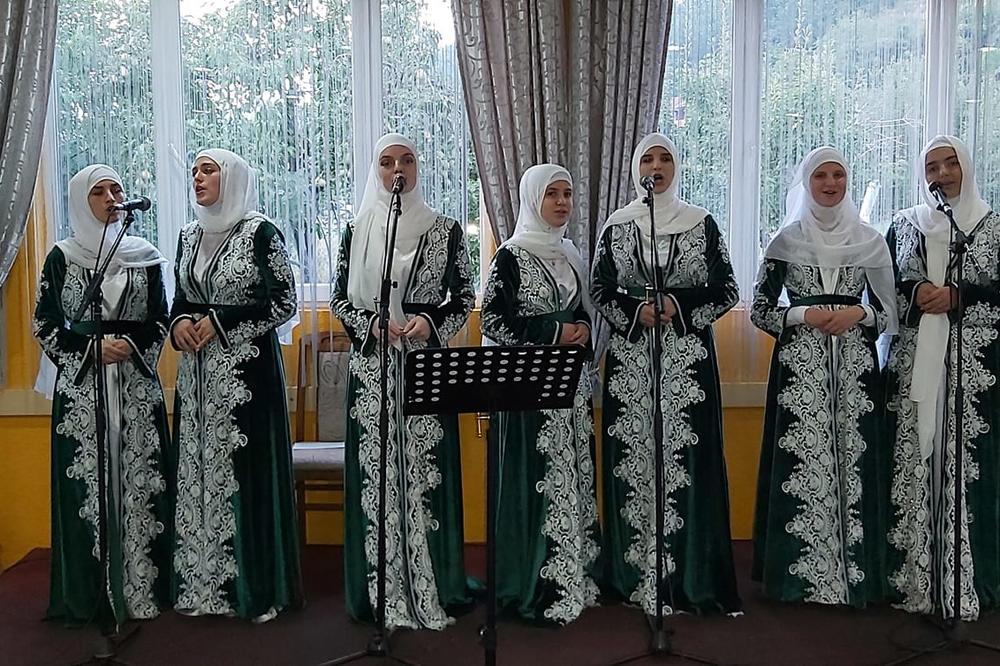 KO ALAHA ZAVOLI: Ove NOVOPAZARKE su NOVI HIT na DRUŠTVENIM MREŽAMA, a PESMA im je VIRALNA (VIDEO)