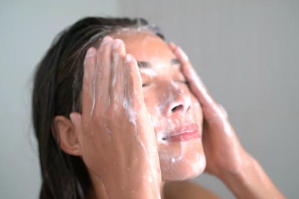 UMIVANJE DOK SE TUŠIRATE JE JAKO OPASNO! Kada vidite šta to može da vam uradi, više nikad nećete to PRAKTIKOVATI