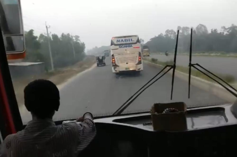 NEĆETE MOĆI DA VERUJETE SVOJIM OČIMA: Ovako se vozi autobus u BANGLADEŠU! (VIDEO)
