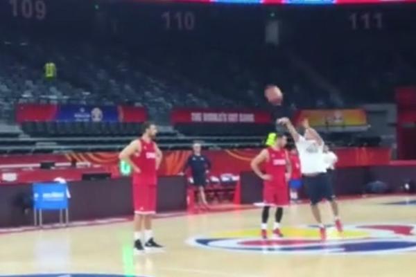 STEFE KARI, GLEDAŠ LI OVO: Muta u stilu najboljih šutera današnjice pocepao mrežicu sa pola terena!