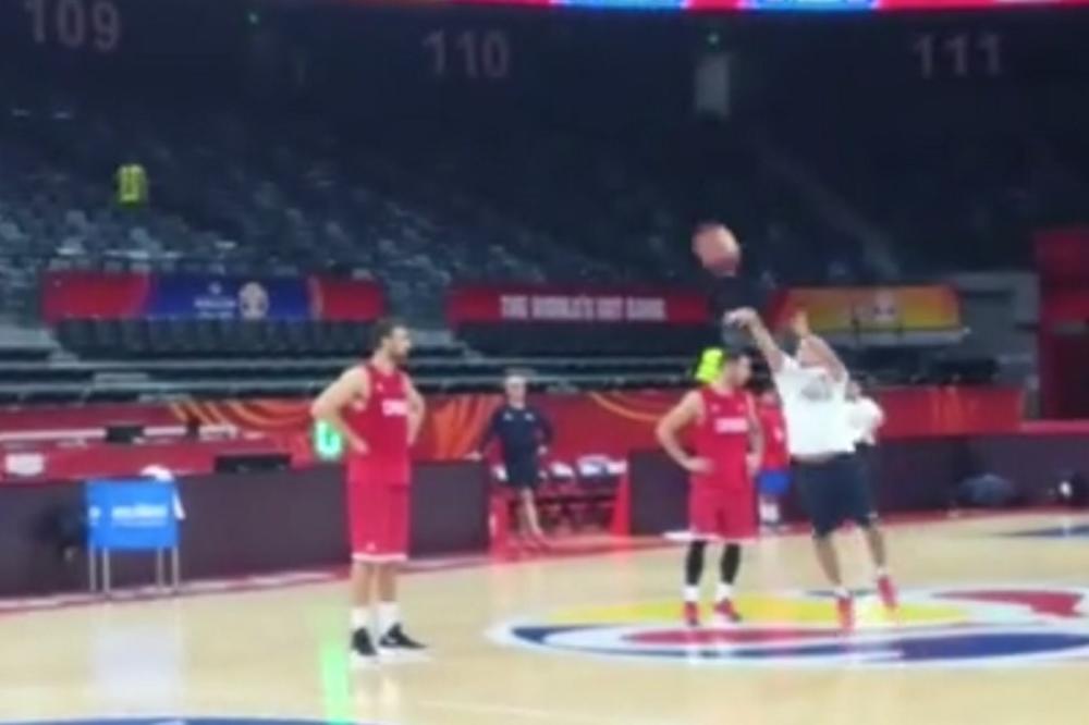 STEFE KARI, GLEDAŠ LI OVO: Muta u stilu najboljih šutera današnjice pocepao mrežicu sa pola terena!