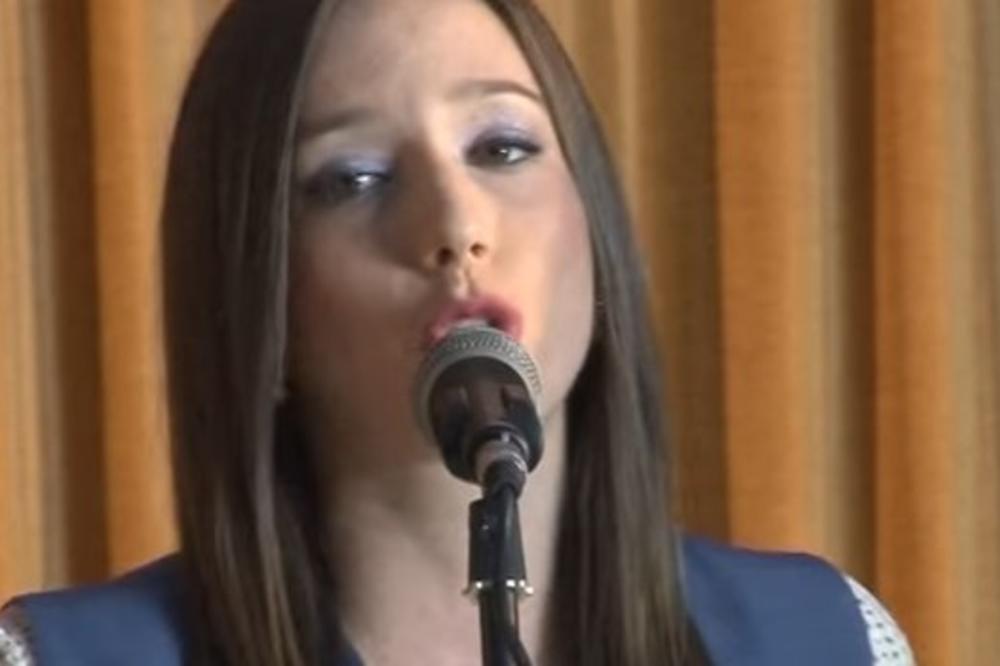 SVE SE TRESE KAD DANICA ZAPEVA SINI JARKO SUNCE SA KOSOVA! Ova lepotica dira u dušu SVIH SRBA (VIDEO)