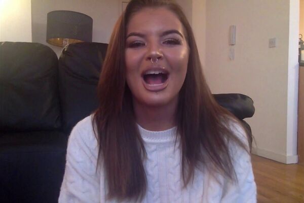 RADILA JE U HAMBURGERAJU A SAD ZARAĐUJE MILIONE OD GOLIŠAVIH FOTKI: Kad SAZNATE ko je SLIKA, biće vam MUKA