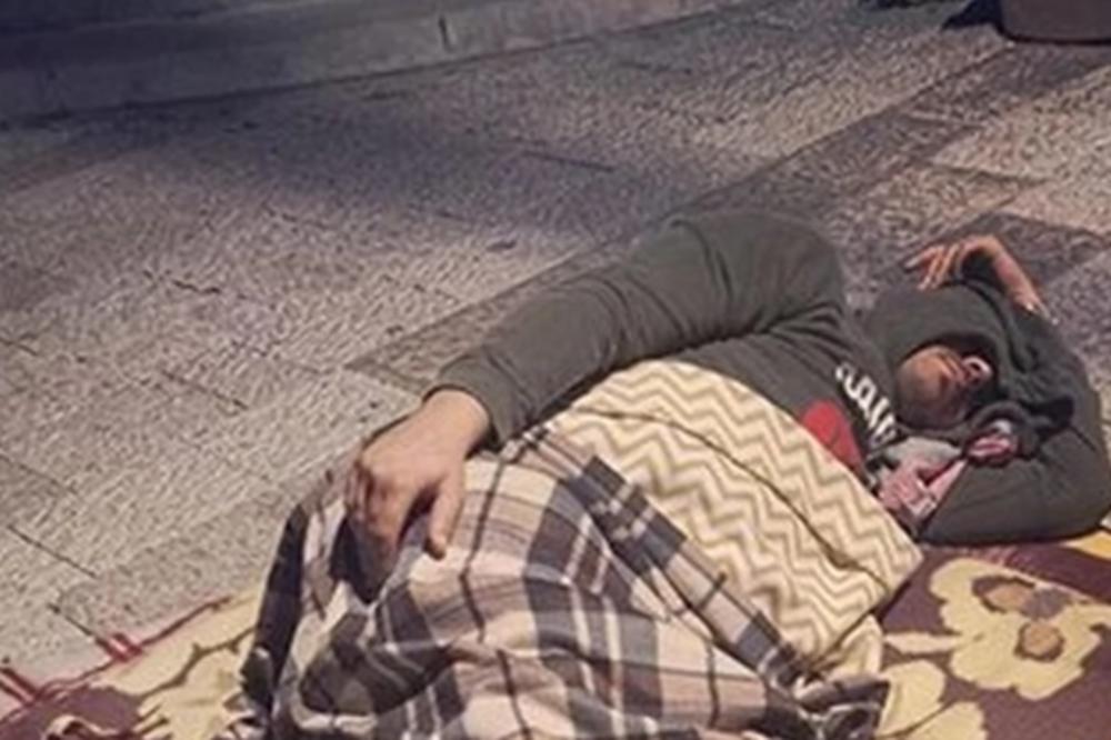 BIO JE POPULARAN PEVAČ, A ONDA JE NAPRAVIO NIZ SKANDALA! Pretukao VERENICU, a sada uhvaćen kako SPAVA NA ULICI