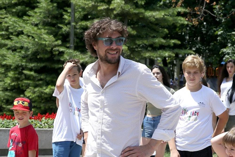 UHAPŠEN POZNATI GLUMAC U SKUPŠTINI SRBIJE! Razlog je NEVEROVATAN, da li je ovo MOGUĆE?