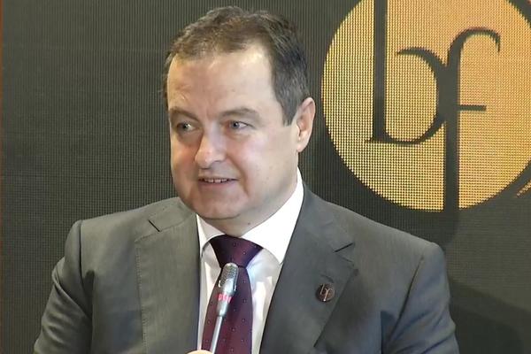 DAČIĆ POBESNEO! Otkriveno da je SKANDALOZNA PEVAČICA zapravo DUBLERKA srpskog ministra! (FOTO)