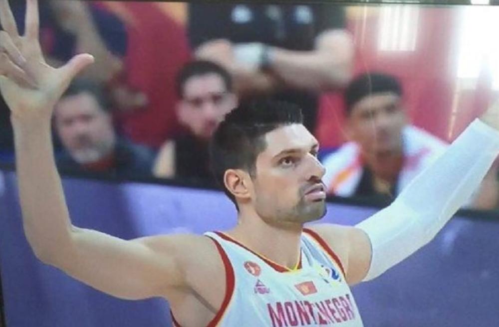 Vučević slavi koš sa tri podignuta prsta  